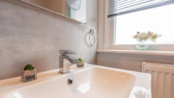 Combined shower/bathtub, deep-soaking bathtub, free toiletries
