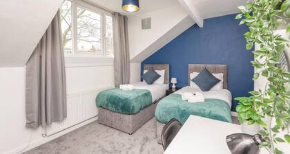 Leeds 4-bed House - Sleeps 9, Free Parking & Wifi