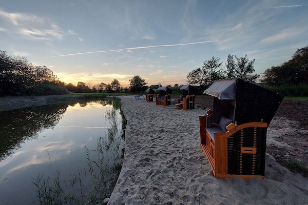 Plage à proximité, chaises longues, serviettes de plage
