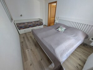 1 habitación, tabla de planchar con plancha y cuna de viaje 