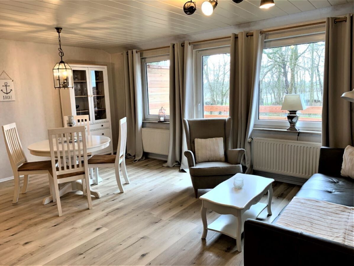 Smart-TV, DVD-Player, Bücher, Stereoanlage