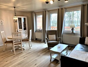 Smart-TV, DVD-Player, Bücher, Stereoanlage