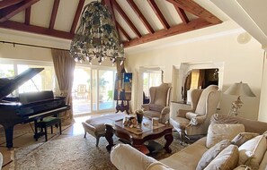 Smart-tv, een open haard, een dvd-speler en tafelvoetbal