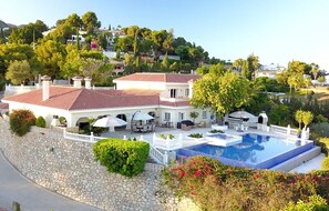 Een buitenzwembad en een infinitypool