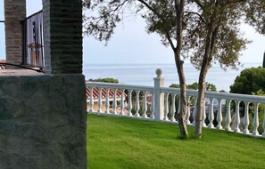 Property grounds - Luxury Villa - 5 min from beach - breathtaking sea views. Sleeps 12 (Benalmádena)
