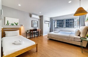 Family Townhome | Desk, laptop workspace, free WiFi, bed sheets