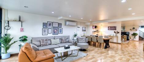 Townhome City | Vardagsrum | LED-tv