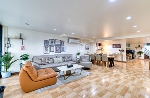 Casa de ciudad urbana | Área de sala de estar | Televisión LED 