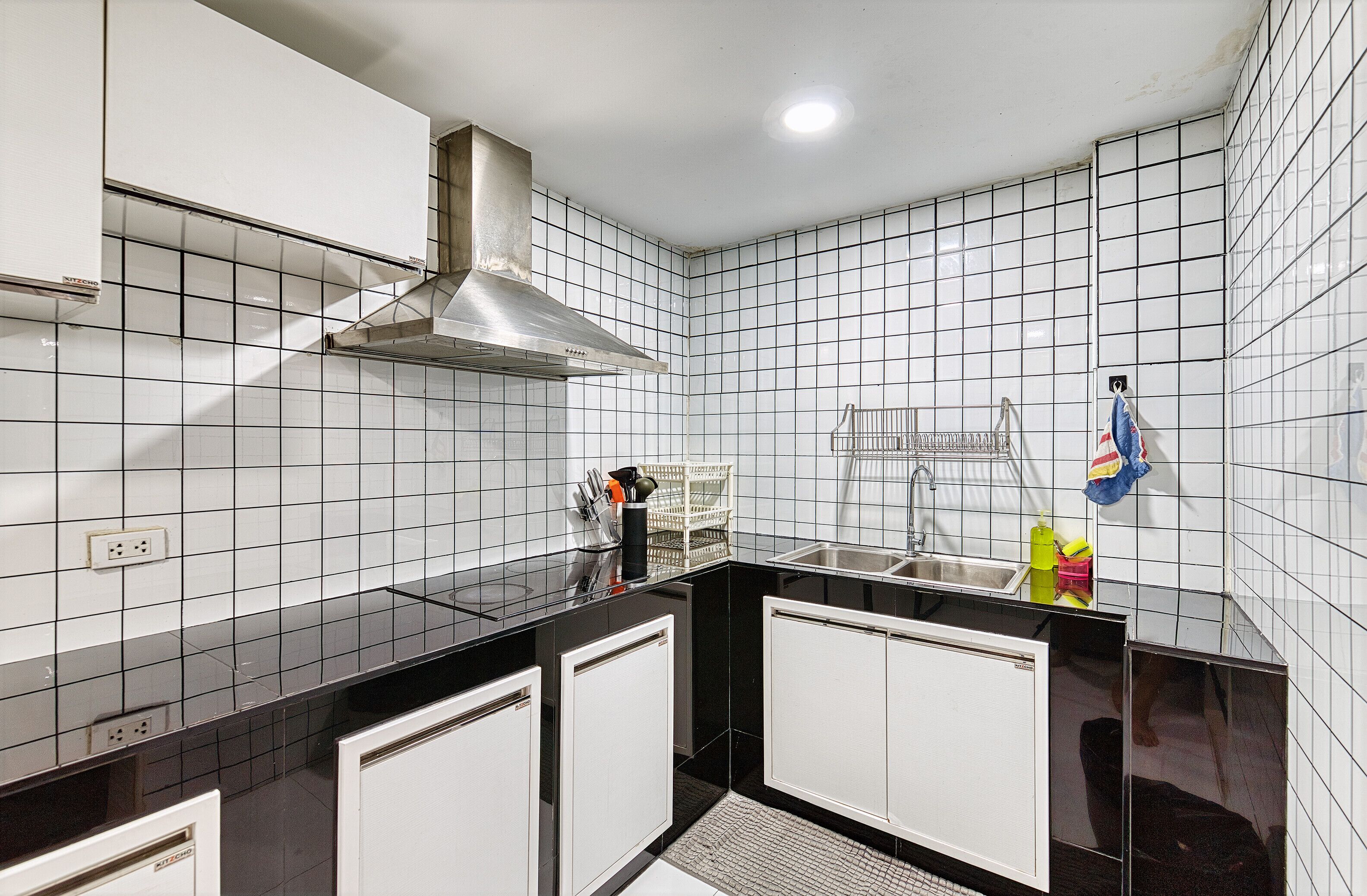 Family Townhome | Private kitchen | Full-sized fridge, microwave, stovetop, toaster