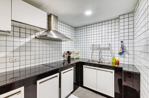 Family Townhome | Private kitchen | Full-size fridge, microwave, stovetop, toaster