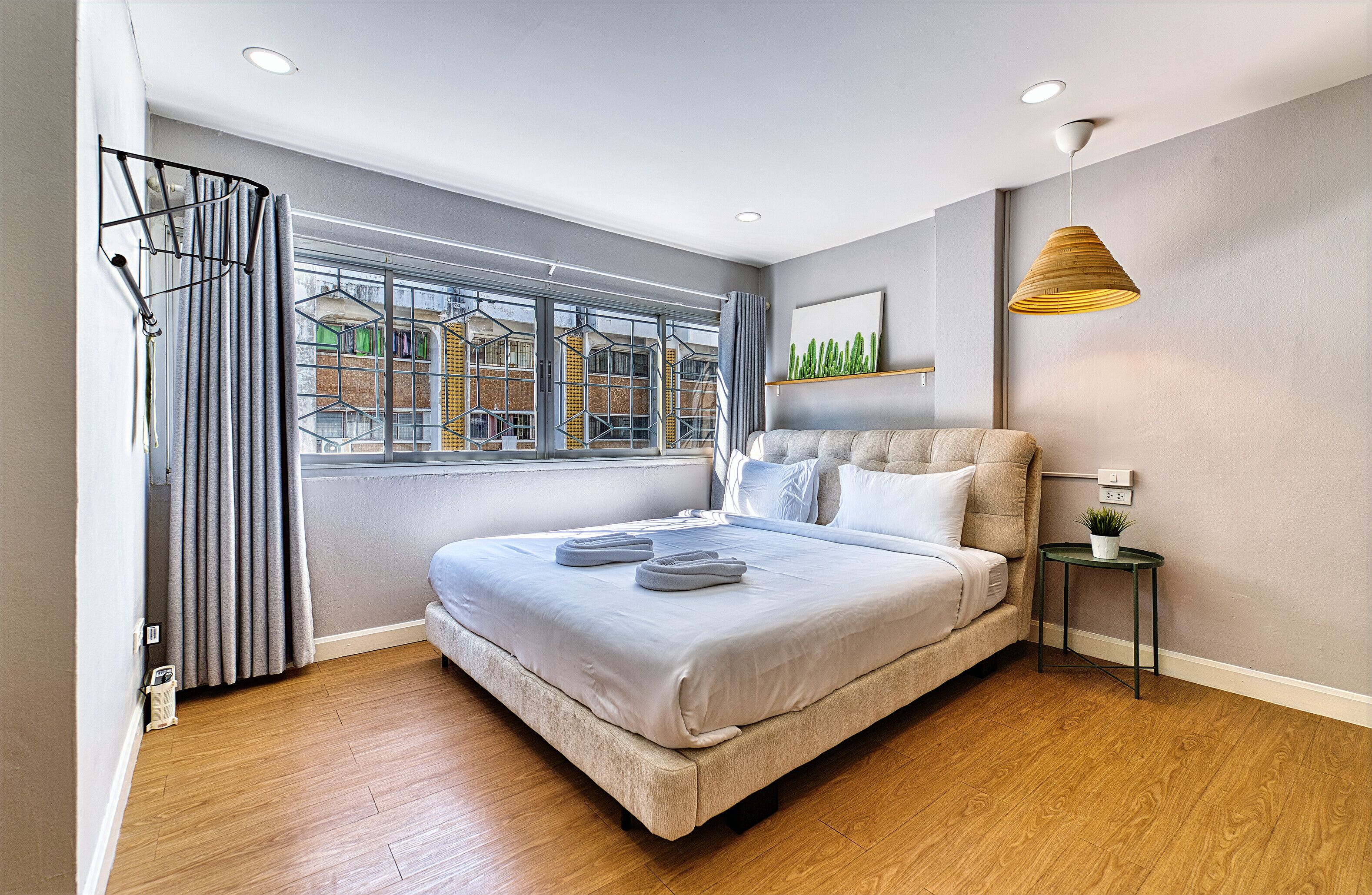 Family Townhome | Desk, laptop workspace, free WiFi, bed sheets