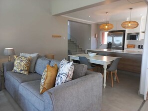 Superior-Villa | Essbereich im Zimmer