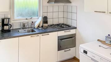 Refrigerador, parrilla de estufa, lavavajillas y cafetera y tetera