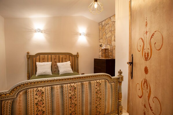 2 bedrooms, WiFi, bed sheets - Olive Tree House nestled in romantic greenery with fireplace (Morlupo)
