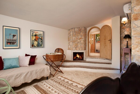 Interior - Olive Tree House nestled in romantic greenery with fireplace (Morlupo)