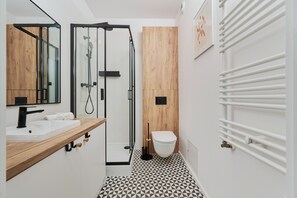 Studio, balcon | Salle de bain | Douche, douche cascade, articles de toilette (gratuits)