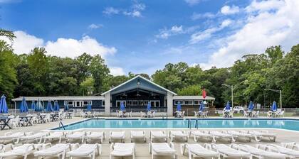 Entire home in boating community, community pool, back yard for families - DOG Friendly!