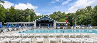 Entire home in boating community, community pool, back yard for families - DOG Friendly!