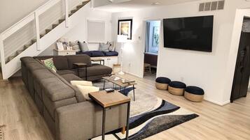 Una Smart TV, libros, una oficina, una pantalla de ordenador