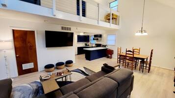 Smart-TV, Bücher, Arbeitsbereiche, Computerbildschirme