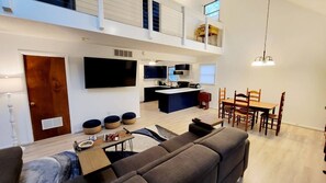 Smart TV, books, offices, computer monitors - Entire home in boating community, community pool, back yard for families - DOG Friendly! (Lewes)