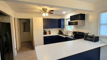 Een koelkast, een magnetron, een oven, een kookplaat