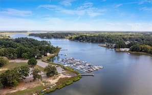 Marina - Entire home in boating community, community pool, back yard for families - DOG Friendly! (Lewes)