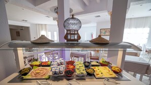 Un buffet proposant une variété de plats et agrémenté d’une lanterne décorative.