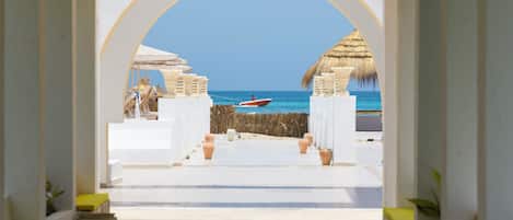 Plage privée, sable blanc, chaise longue, parasol