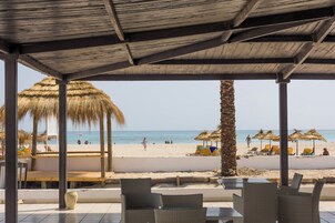 2 bares, bar en la piscina, bar junto a la piscina, bar en la playa