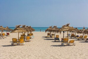 Private beach, white sand, sun loungers, beach umbrellas - TMK Marine Beach by Turismark (Djerba Midun)