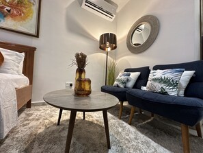 TV - Cozy Studio Apartment in Cantonments, Accra (Accra)