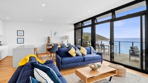 TV, fireplace - A comfortable and convenient way to enjoy the stunning scenery and relaxed lifestyle (Wye River)
