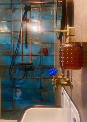 Shower, hydromassage showerhead, towels, soap - Sleep (Worthing)