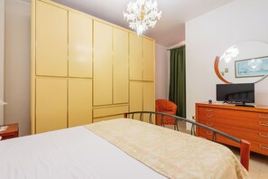 A bedroom with a bed, a wardrobe, a dresser, a television, and a chair. - 3277 Guest House Eleonora - Camera Matrimoniale by Barbarhouse (Alliste)
