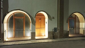 A building with three arched doorways, each with a wooden door and a small balcony. - 3277 Guest House Eleonora - Camera Matrimoniale by Barbarhouse (Alliste)