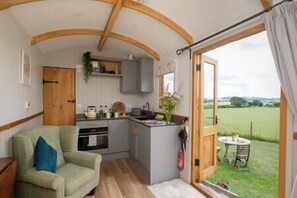 TV - Acorn - Magnificent Shepherds Hut, hot tub & Dorset views (Bridport)
