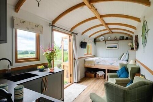Acorn - Magnificent Shepherds Hut, hot tub & Dorset views