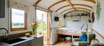 Acorn - Magnificent Shepherds Hut, hot tub & Dorset views