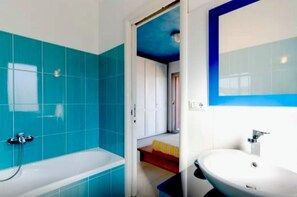 Hair dryer, towels, soap, shampoo - descrizione (Sardegna)