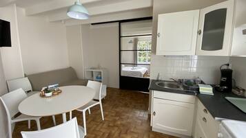 8 chambres, fer et planche à repasser, lit parapluie, Wi-Fi gratuit