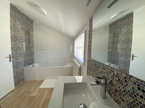 Hair dryer, towels, toilet paper - Gîte de Groupes, Charme, Calme et Proximité des Plages (Jard sur mer)