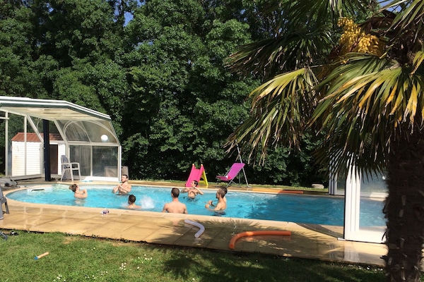 Een binnenzwembad, een buitenzwembad