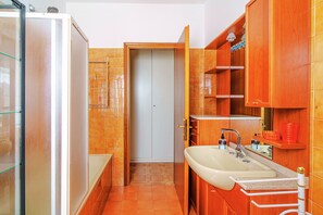 Apartment | Badezimmer | Haartrockner, Bidet, Handtücher, Toilettenpapier