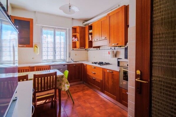 Appartement | Cuisine privée | Grand réfrigérateur, micro-ondes, four, plaque de cuisson