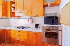 Appartement | Cuisine privée | Grand réfrigérateur, micro-ondes, four, plaque de cuisson