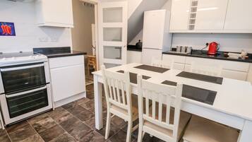 Refrigerador, tetera eléctrica, tostadora y utensilios de cocina