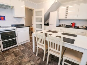 Fridge, electric kettle, toaster, cookware/dishes/utensils - 17 Third Avenue (Prestatyn)