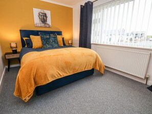 2 dormitoris, decoració individual i mobiliari individual 