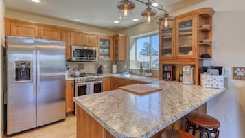 KylskÄp, mikrovÄgsugn, ugn och spishÀll